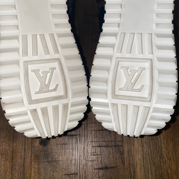 Size 10.5 (US) • Louis Vuitton Monogram Run Away Sneaker • VNDS • Pre-Owned. • - Picture 8 of 16